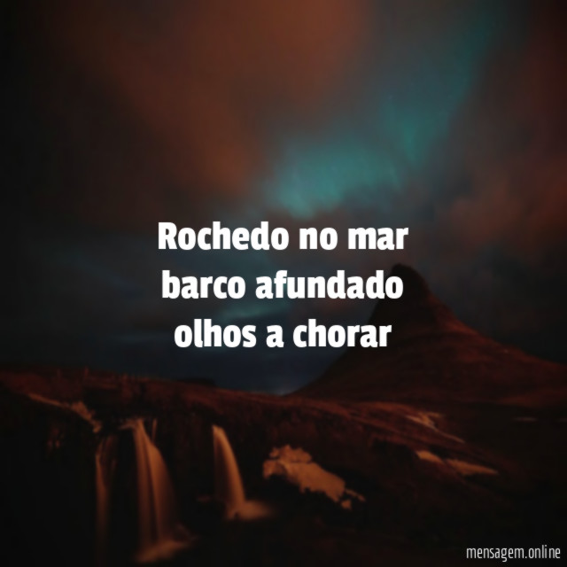rochedo no mar barco afundado olhos a chorar