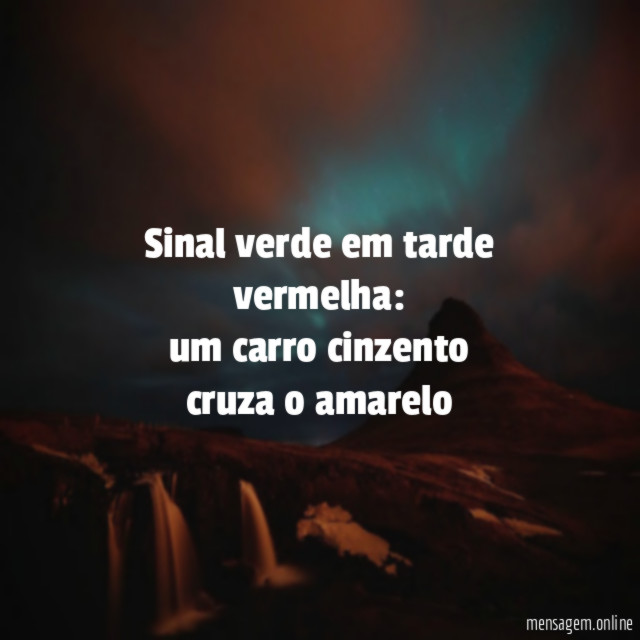 Sinal verde em tarde vermelha