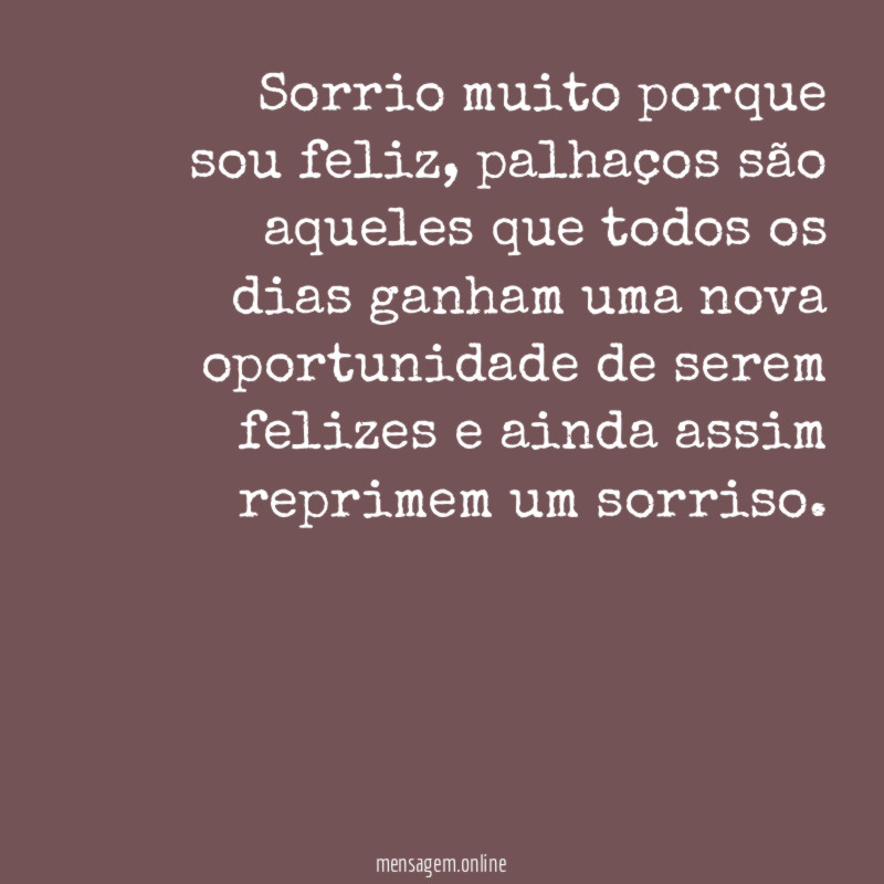 Sorrio muito porque sou feliz