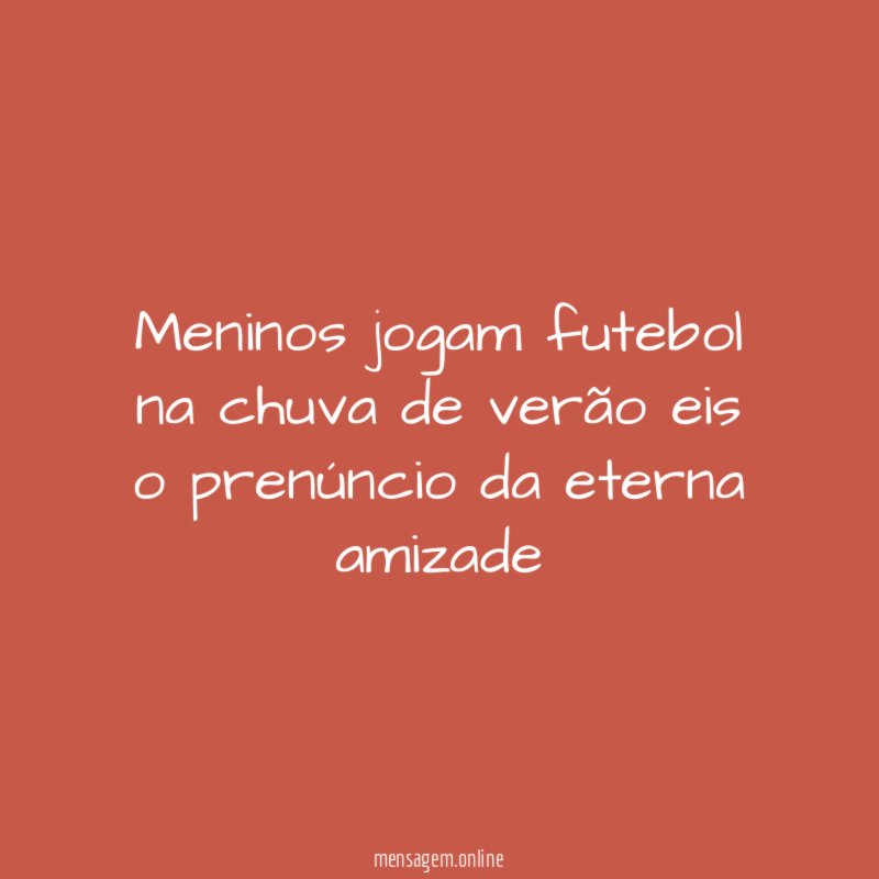 Meninos jogam futebol na chuva de verão eis