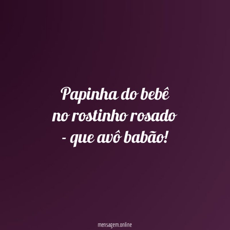 Papinha do bebê no rostinho rosado - que avô babão