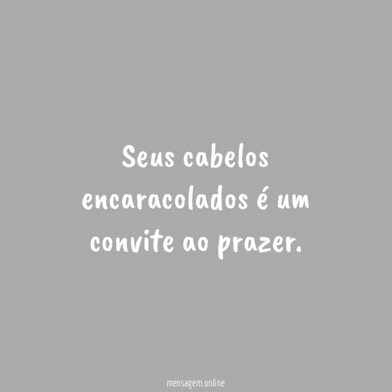 Seus cabelos encaracolados é um convite ao prazer