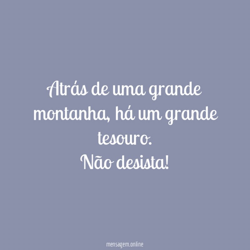 Atrás de uma grande montanha