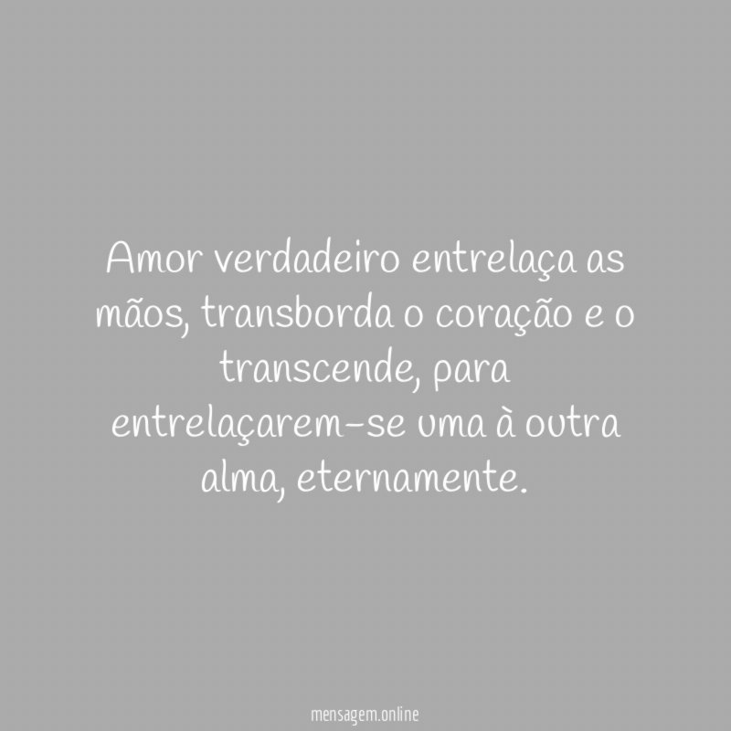 Amor verdadeiro entrelaça as mãos