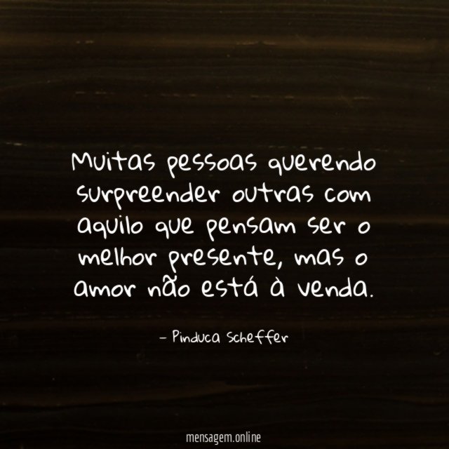 Muitas pessoas querendo surpreender outras com aquilo que