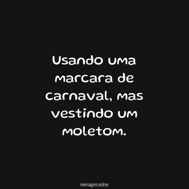 Usando uma marcara de carnaval