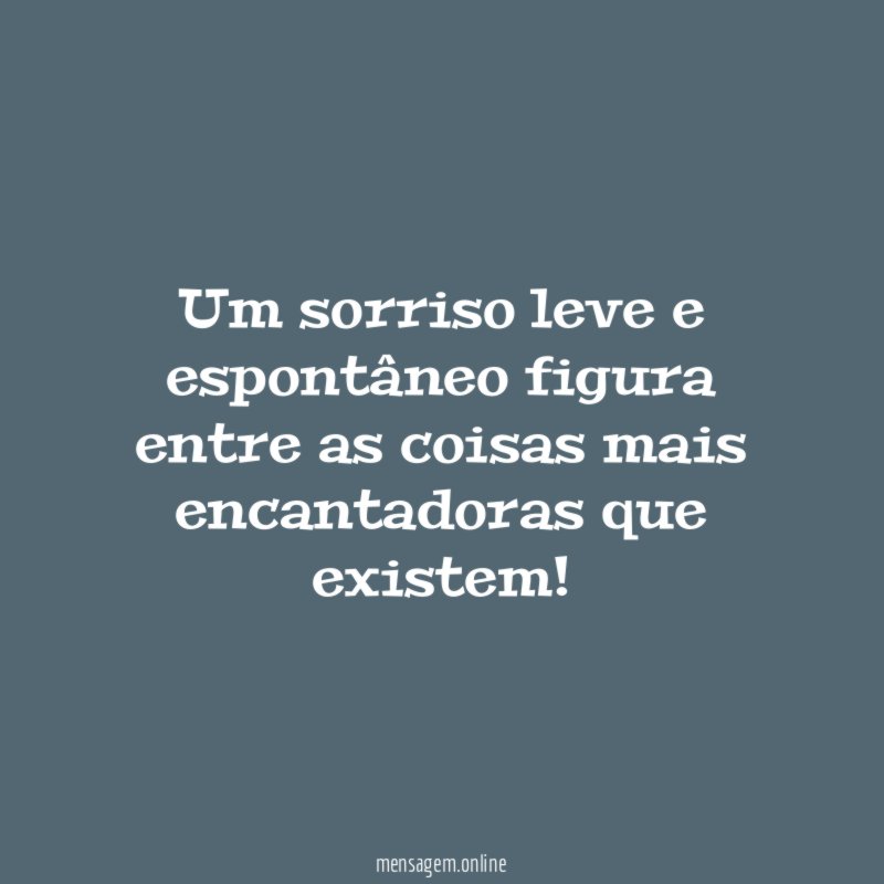 Um sorriso leve e espontâneo figura entre as