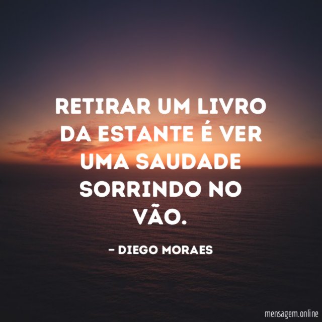 Retirar um livro da estante é ver uma saudade sorrindo no vão