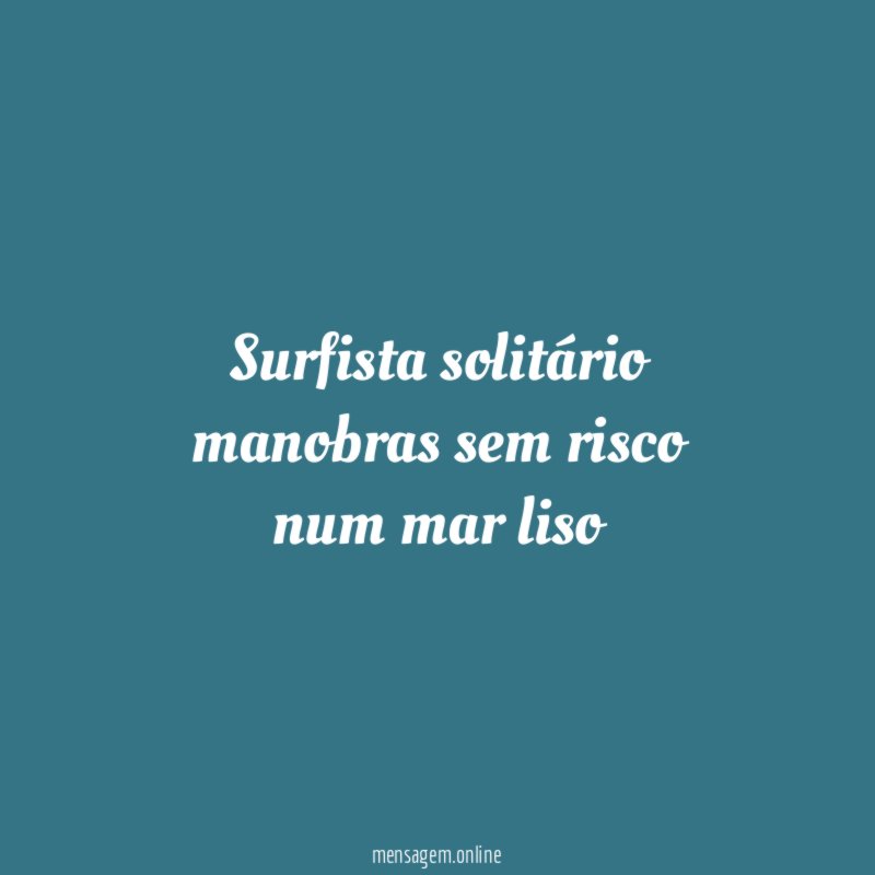 surfista solitário manobras sem risco num mar liso