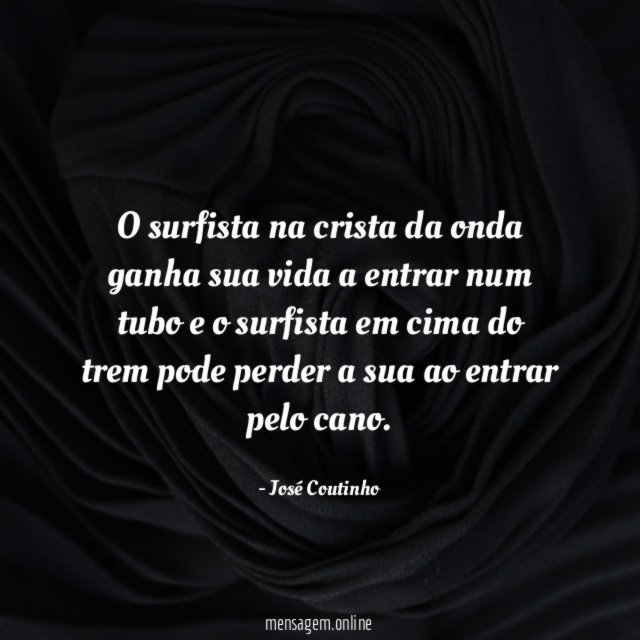 O surfista na crista da onda ganha sua