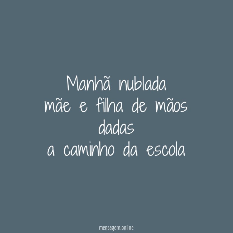 manhã nublada mãe e filha de mãos dadas a caminho