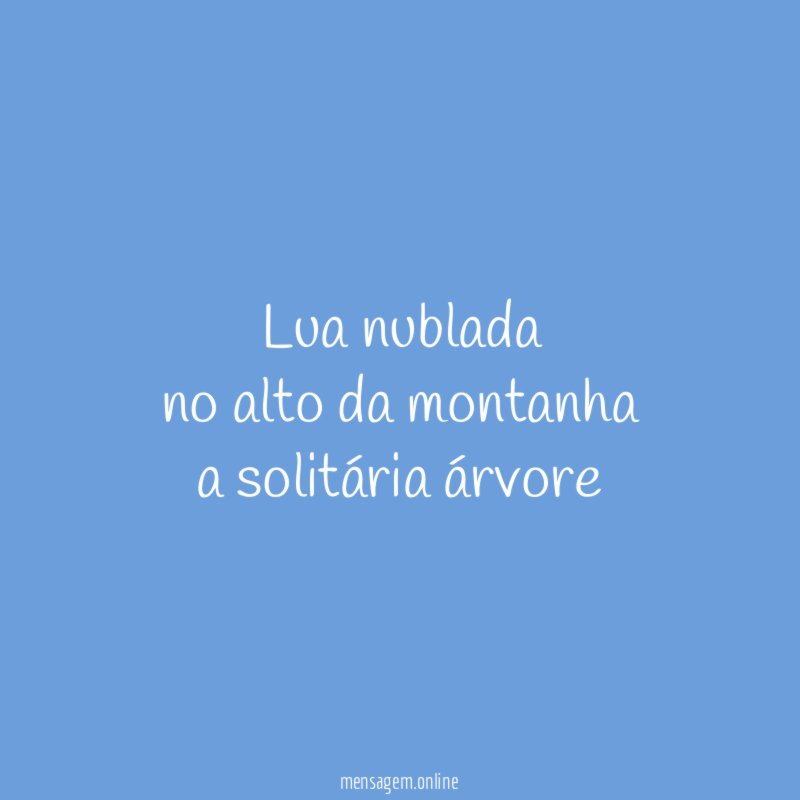 lua nublada no alto da montanha a solitária árvore