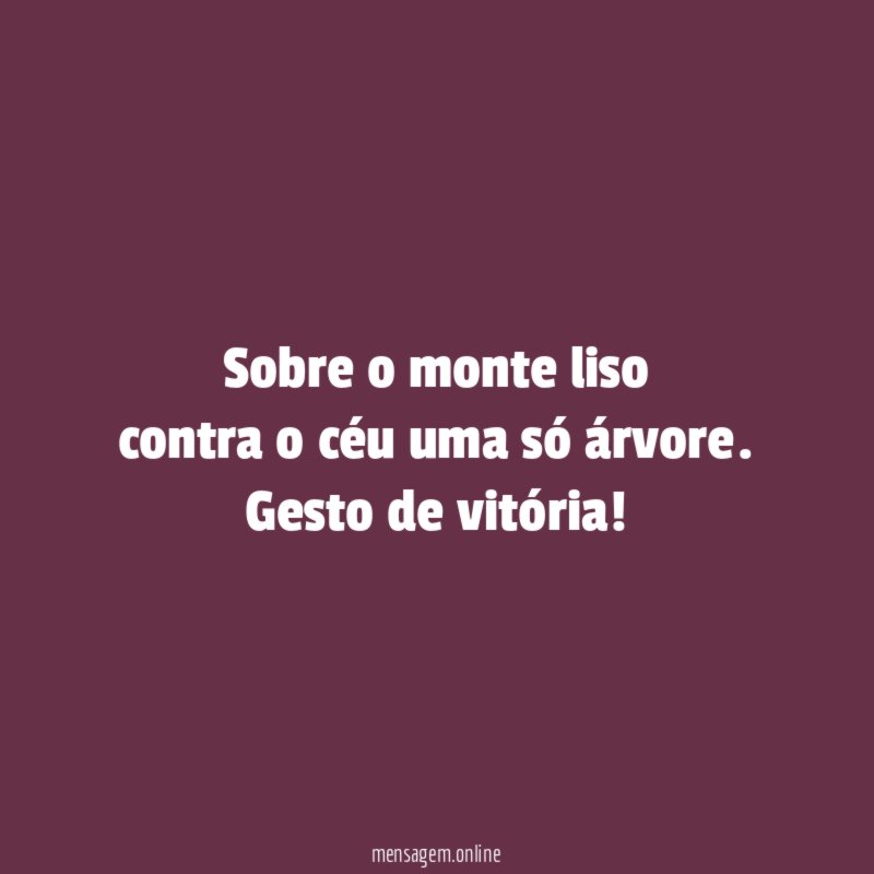 Sobre o monte liso contra o céu uma só árvore