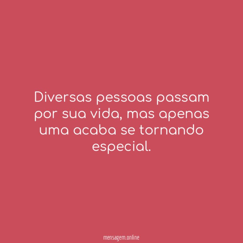 Diversas pessoas passam por sua vida