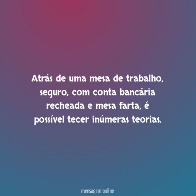 Atrás de uma mesa de trabalho