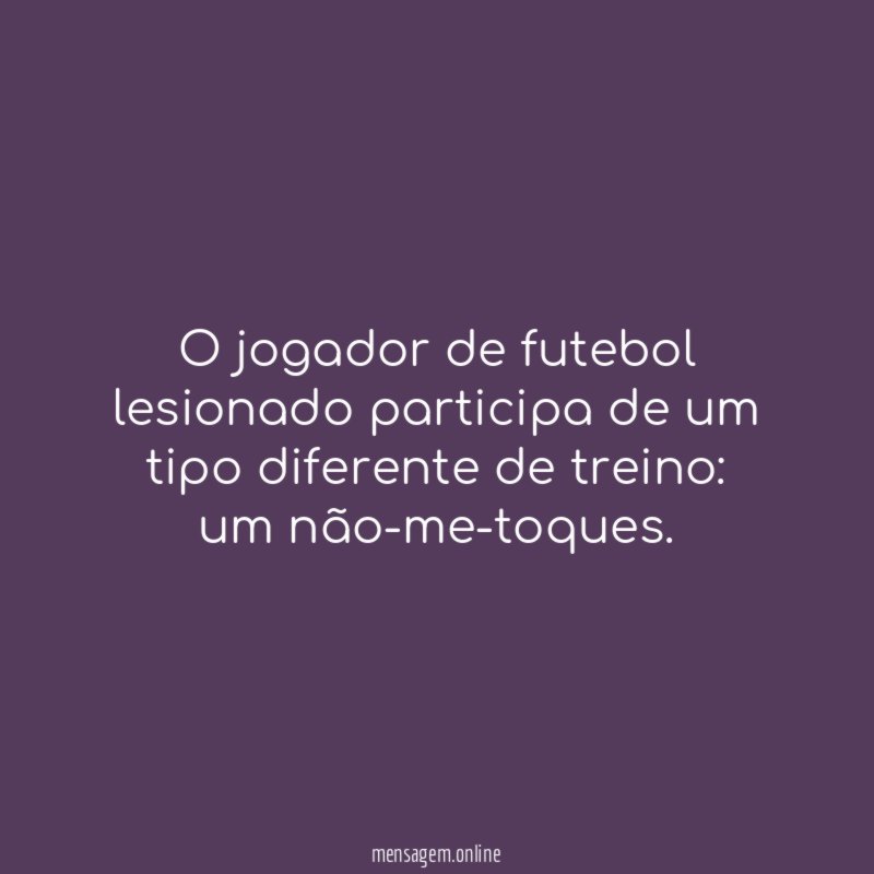 O jogador de futebol lesionado participa de um tipo diferente de treino