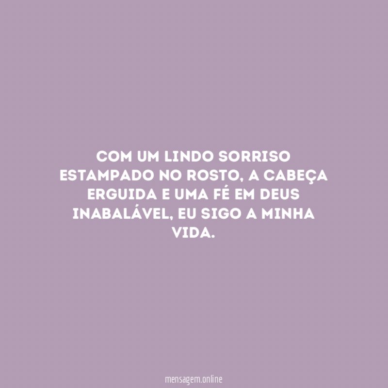 Com um lindo sorriso estampado no rosto