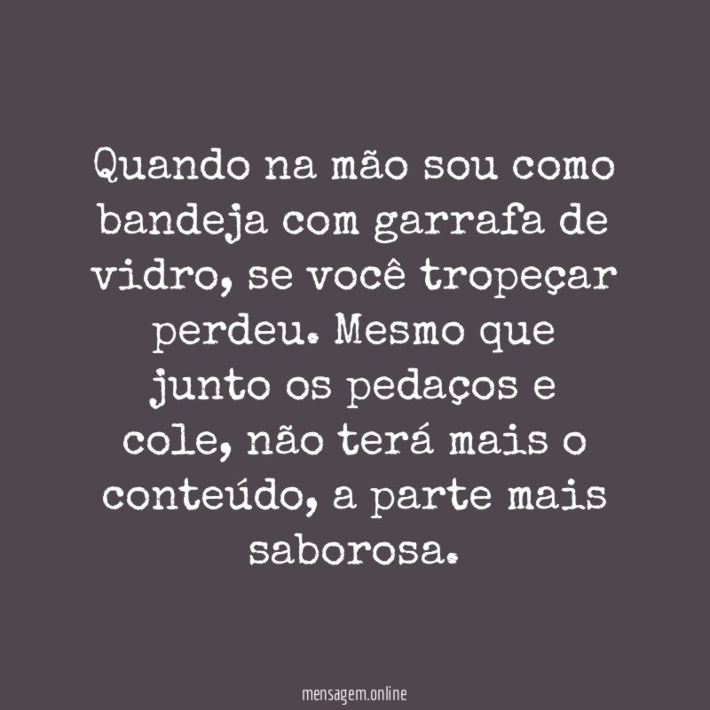 Quando na mão sou como bandeja com garrafa de vidro