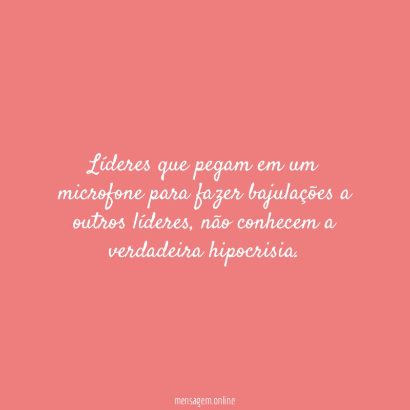 Líderes que pegam em um microfone para fazer