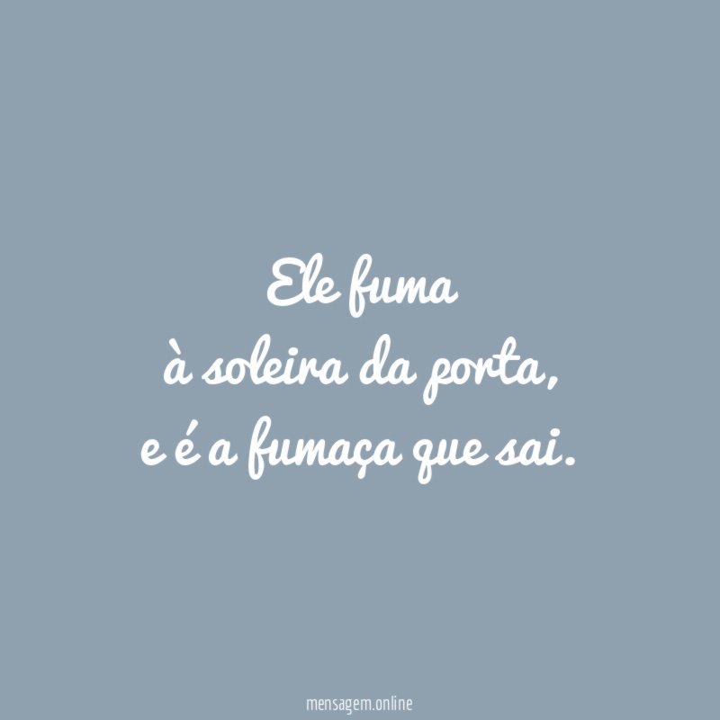 Ele fuma à soleira da porta
