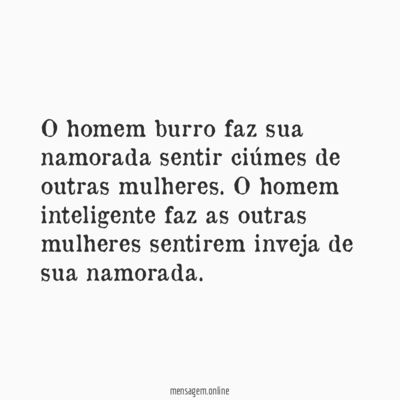 O homem burro faz sua namorada sentir ciúmes de outras mulheres