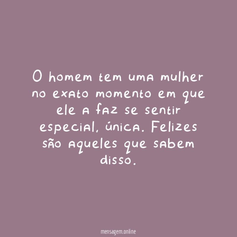 O homem tem uma mulher no exato momento