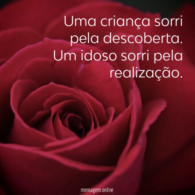 Uma criança sorri pela descoberta