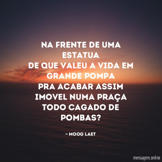 Na frente de uma estatua