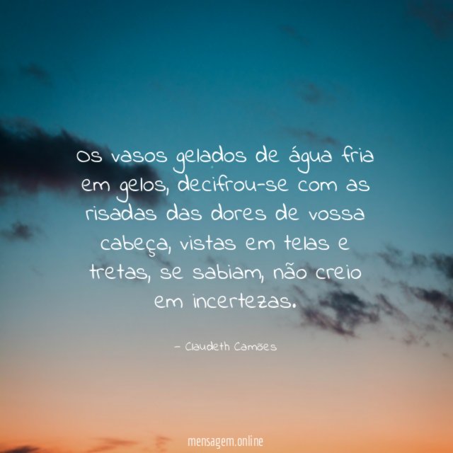 Os vasos gelados de água fria em gelos