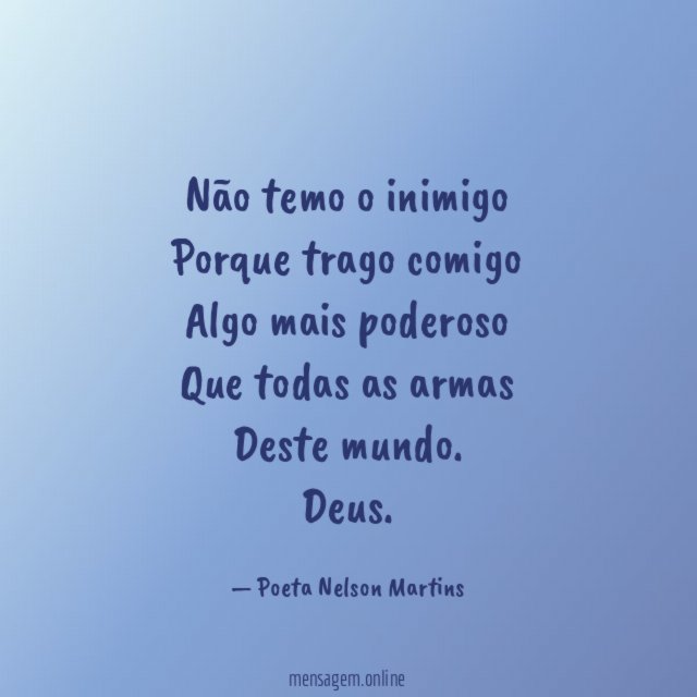 Não temo o inimigo Porque trago comigo Algo mais poderoso Que