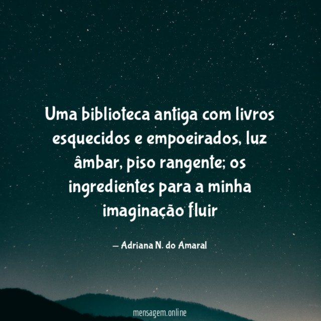 Uma biblioteca antiga com livros esquecidos e empoeirados