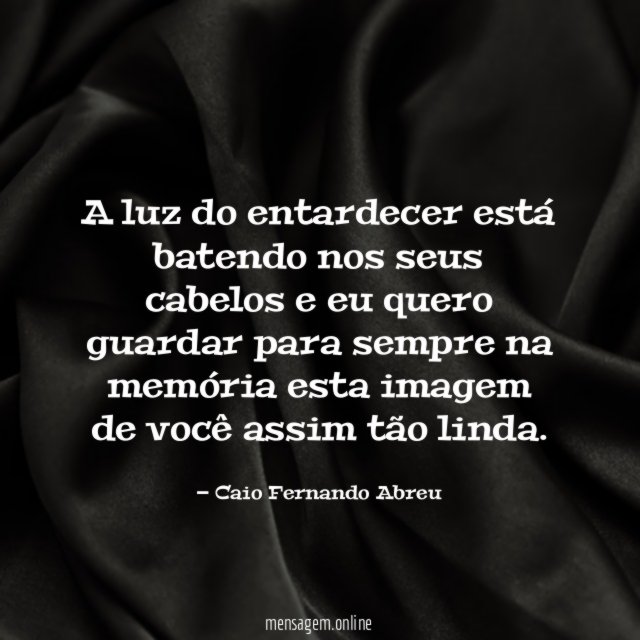 A luz do entardecer está batendo nos seus