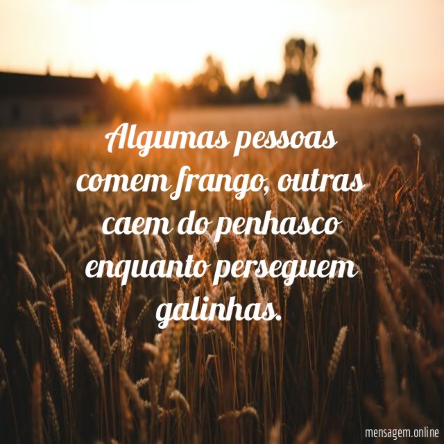 Algumas pessoas comem frango