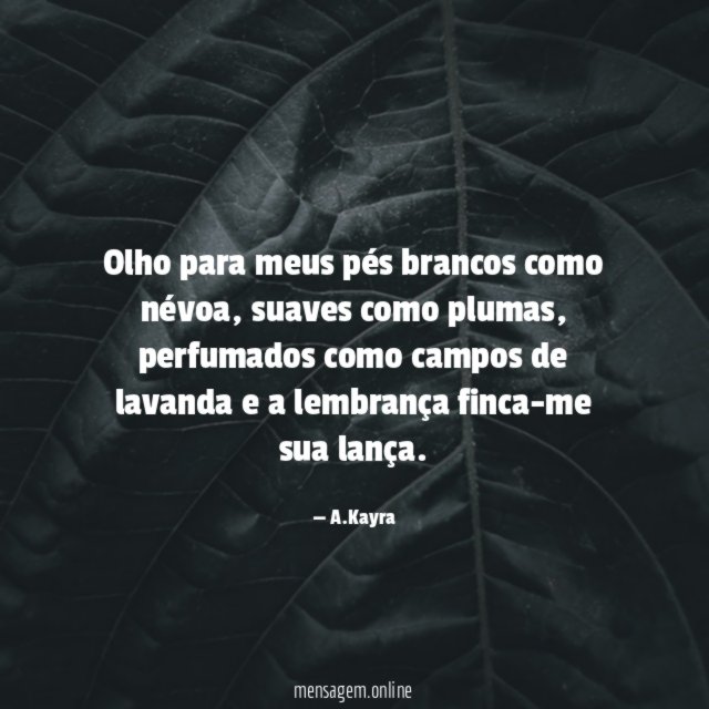 Olho para meus pés brancos como névoa