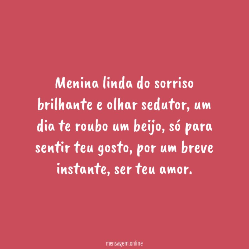 Menina linda do sorriso brilhante e olhar sedutor