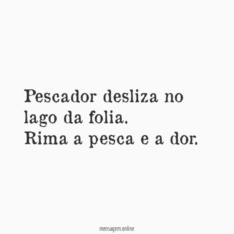 Pescador desliza no lago da folia