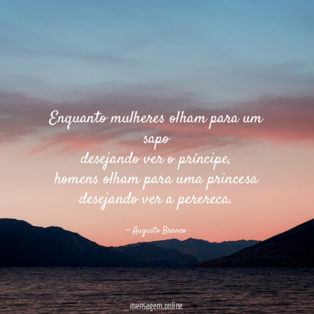 Enquanto mulheres olham para um sapo desejando ver o príncipe