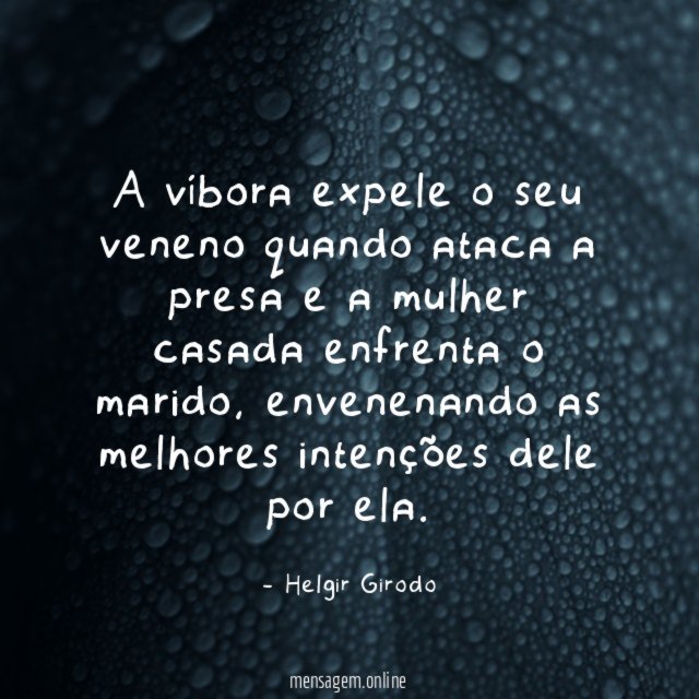 A víbora expele o seu veneno quando ataca