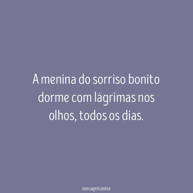 A menina do sorriso bonito dorme com lágrimas nos olhos