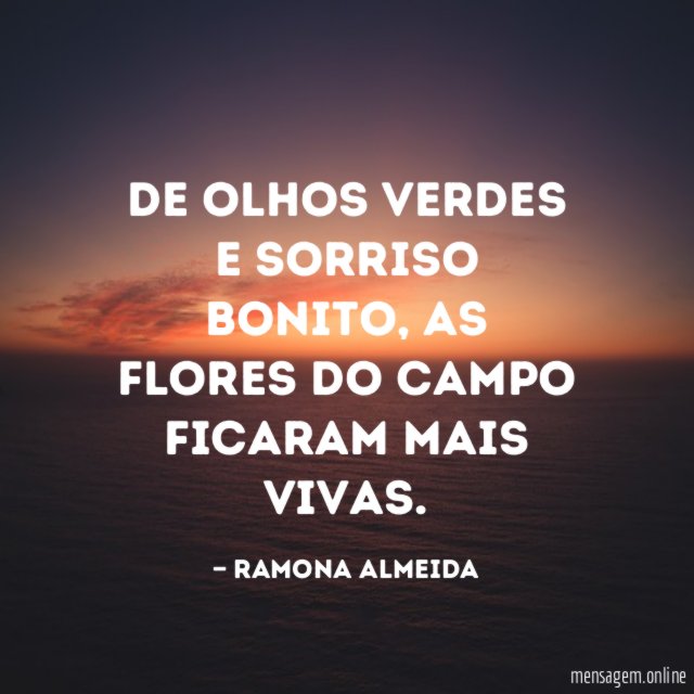 De olhos verdes e sorriso bonito