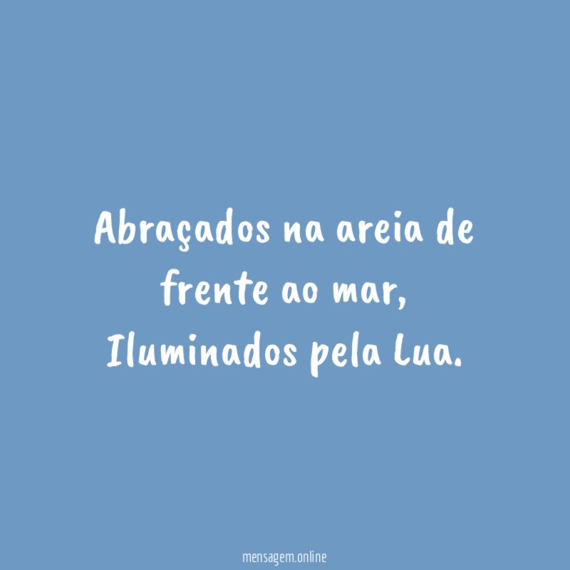 Abraçados na areia de frente ao mar