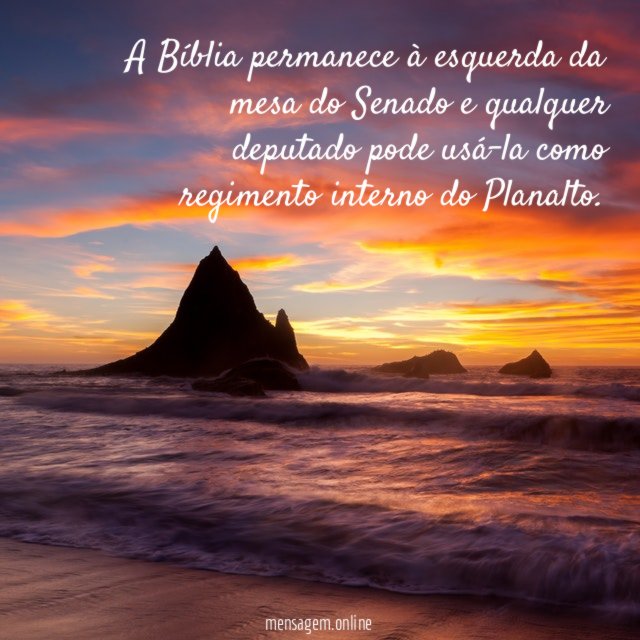 A Bíblia permanece à esquerda da mesa do