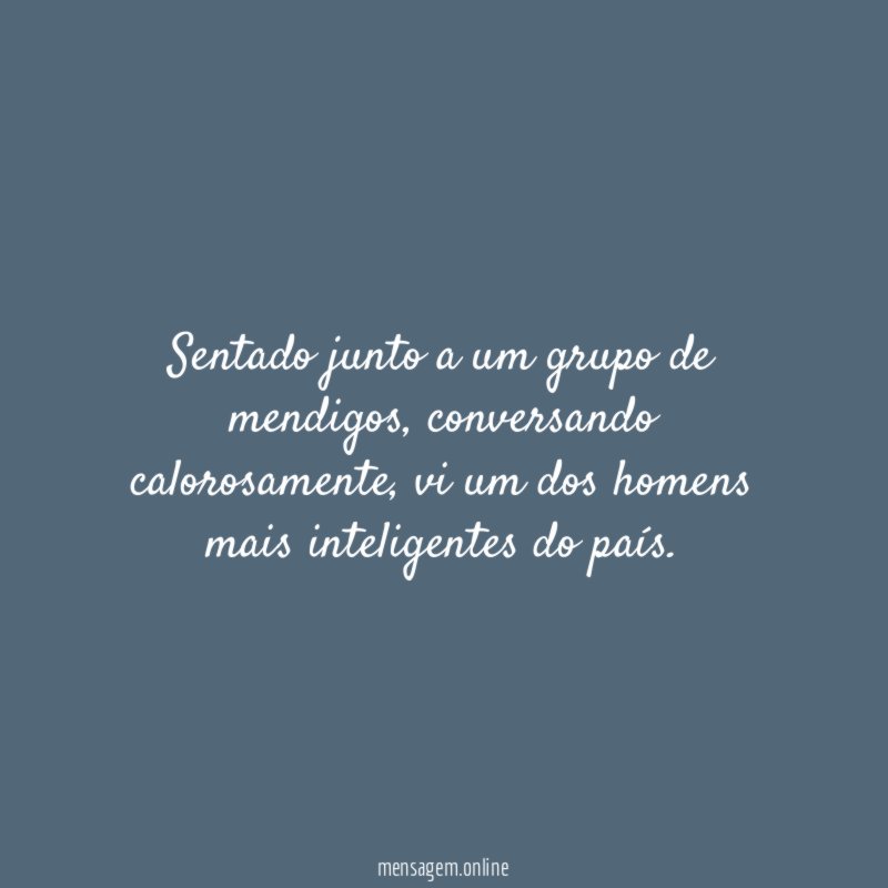 Sentado junto a um grupo de mendigos