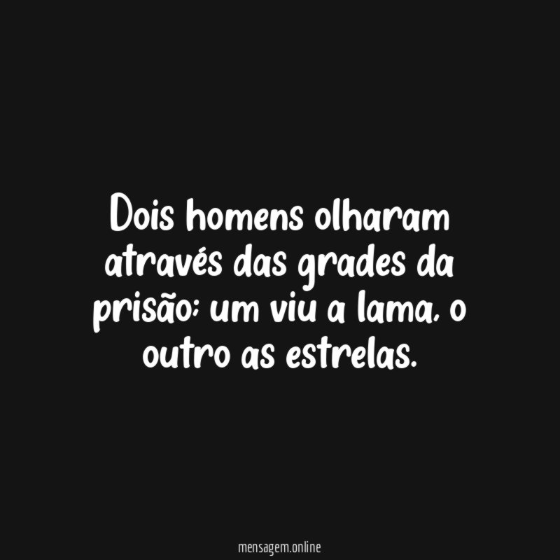 Dois homens olharam através das grades da prisão