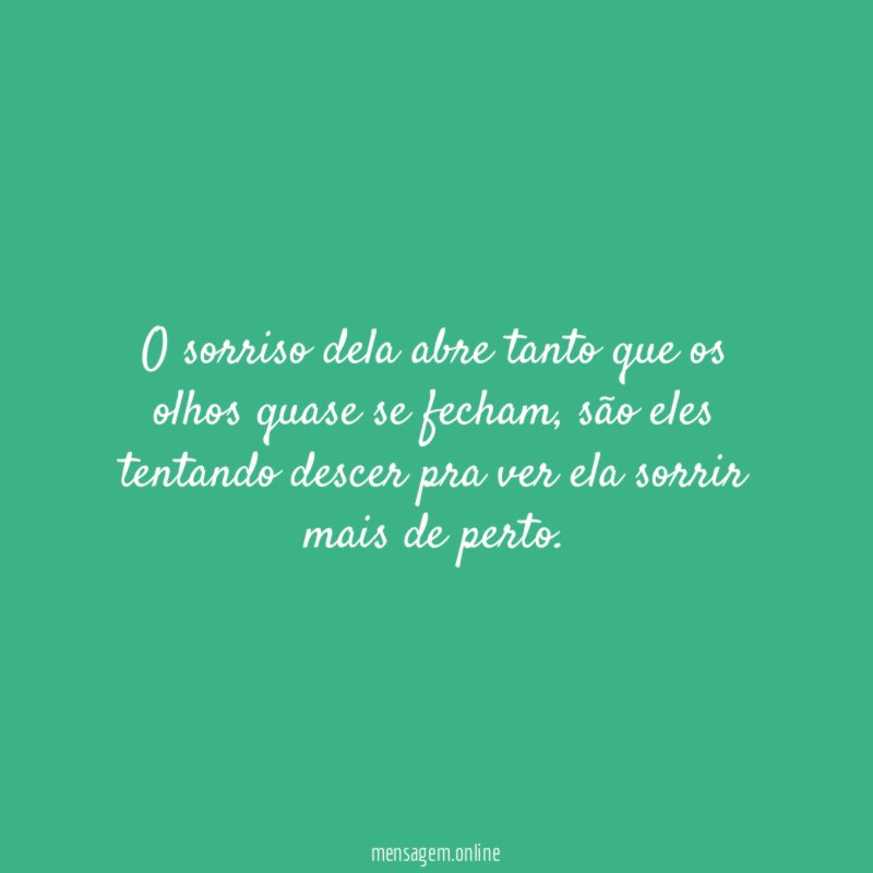 O sorriso dela abre tanto que os olhos quase se fecham