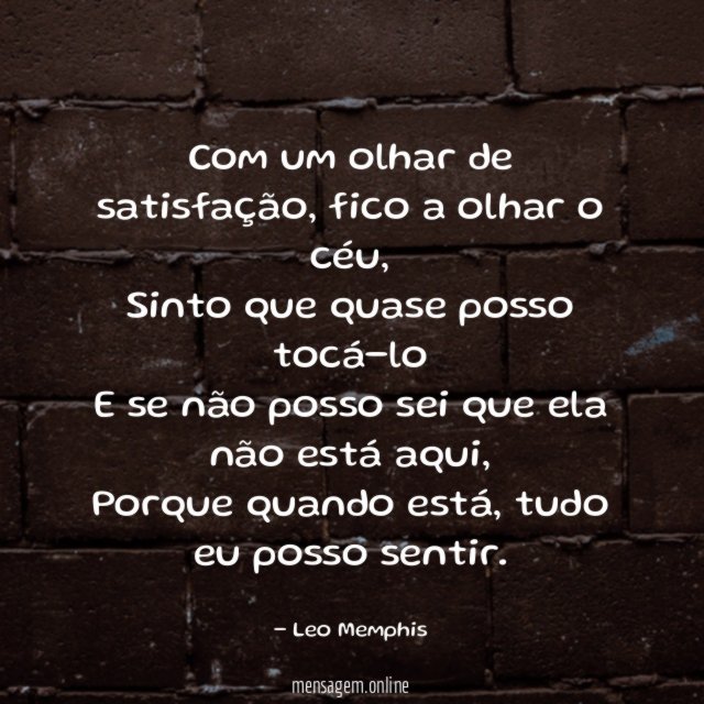 Com um olhar de satisfação