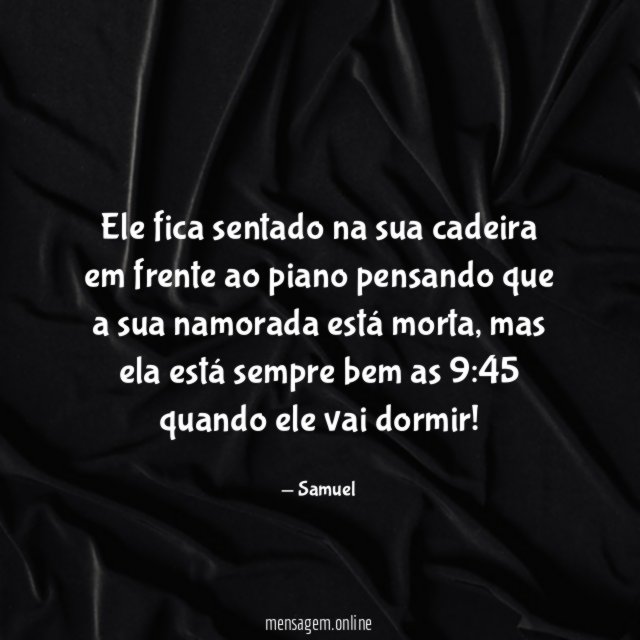 Ele fica sentado na sua cadeira em frente