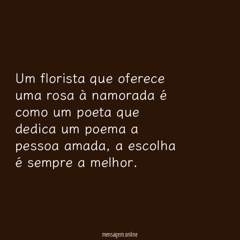 Um florista que oferece uma rosa à namorada