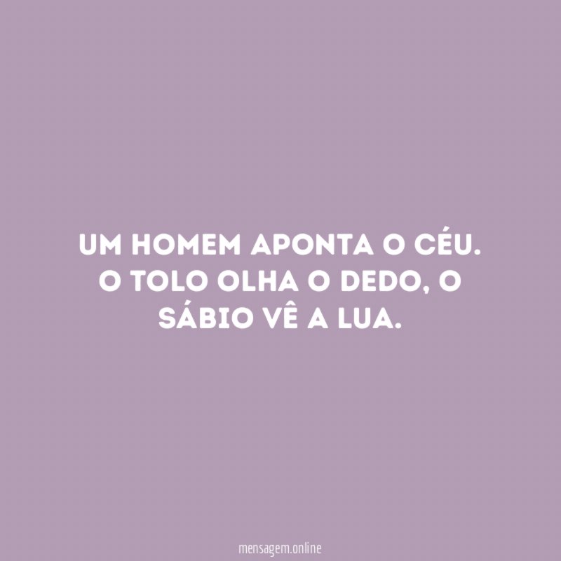 Um homem aponta o céu